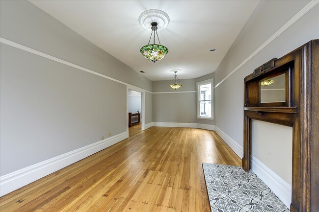 Building Photo - Beautifully Updated Top Floor Three Bedroo...