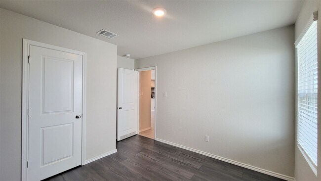 Building Photo - Beautiful like-new 3 bed | 2 bath home - Amazing community amenities!