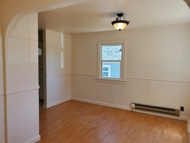 Building Photo - Darling 2 bedroom between Manette & Illahee