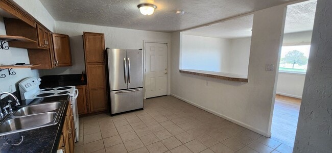 Building Photo - ALL PROSPECTIVE TENANTS MUST SUBMIT A ON LINE APPLICATION AND BE PRE-QUALIFIED PRIOR TO ANY SHOWI...