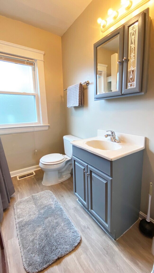 Building Photo - 1520 Maple Rd