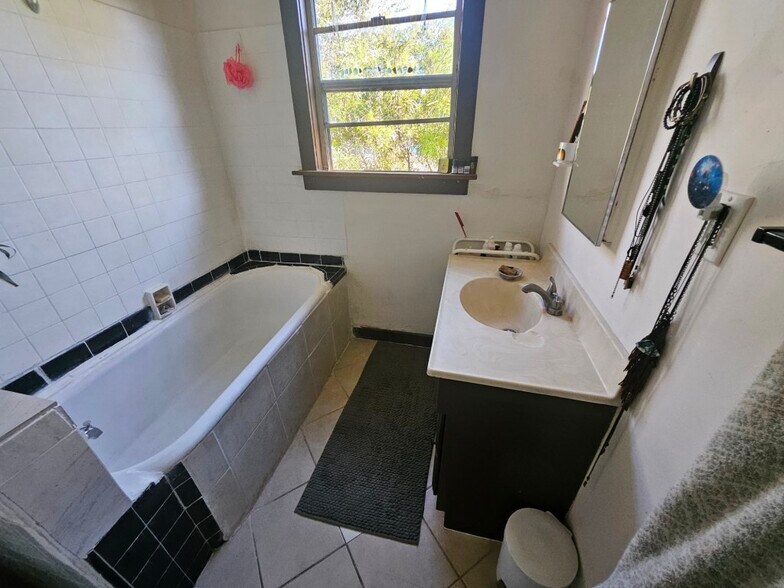 Building Photo - 1442 Lake Shore Ave