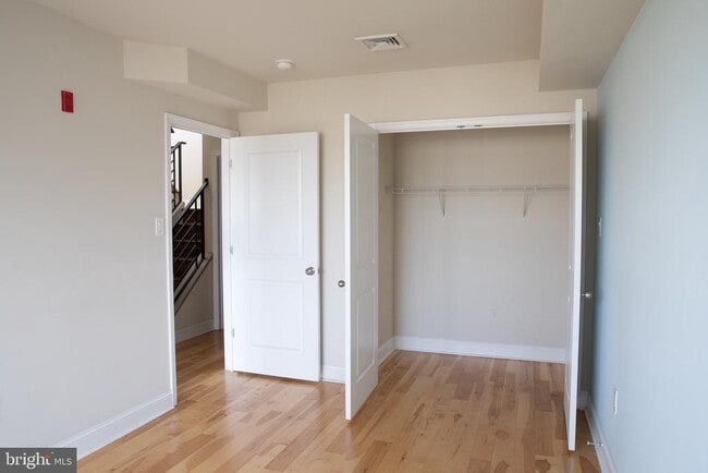 Building Photo - 323 E Allen St