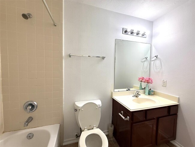 Building Photo - 804 Harvard Pointe Dr