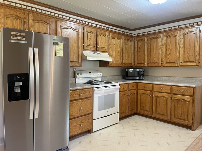 Building Photo - 3 bedroom, 2 bath 15 MINUTES  to Asheville...