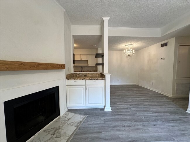 Building Photo - 2125 Augusta Dr