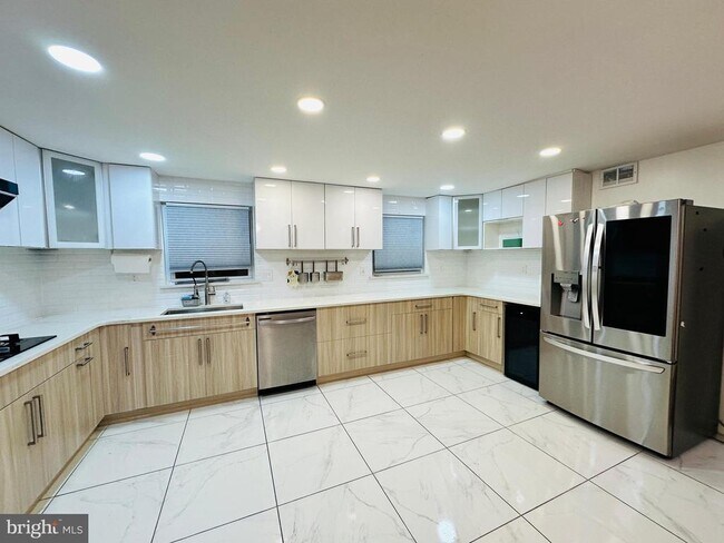 Building Photo - 813 Arnold St