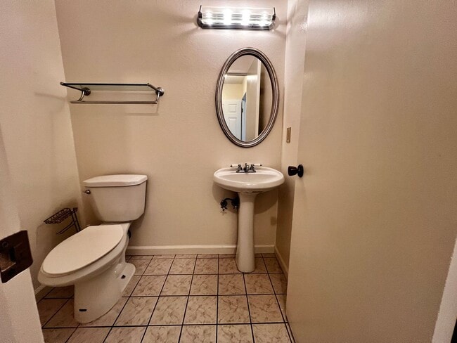 Building Photo - Charming 3-Bedroom Home in Desirable Rohne...