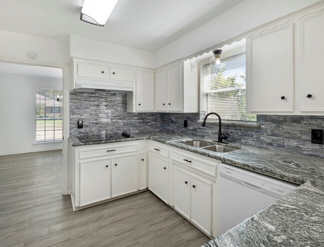 Building Photo - 9418 Brooding Oak Cir