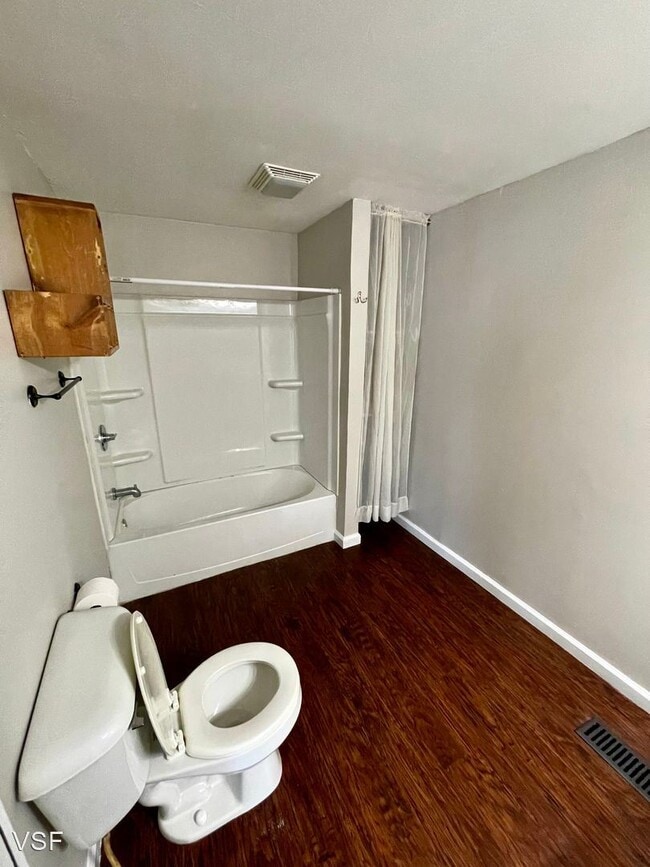 Building Photo - 3 br, 1 bath House - 328 Morehead St.