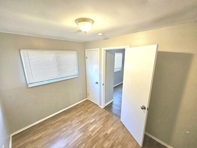 Building Photo - Amazing 3 Bedroom 1 Bathroom Home
