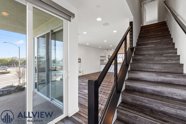 Building Photo - Beautiful three story live/work townhome i...