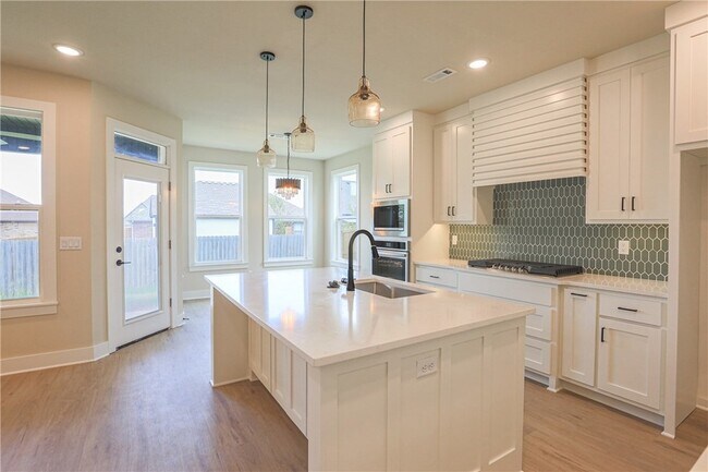 Building Photo - 970 Moksha St