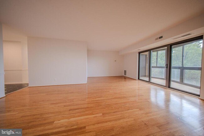 Building Photo - 8370 Greensboro Dr
