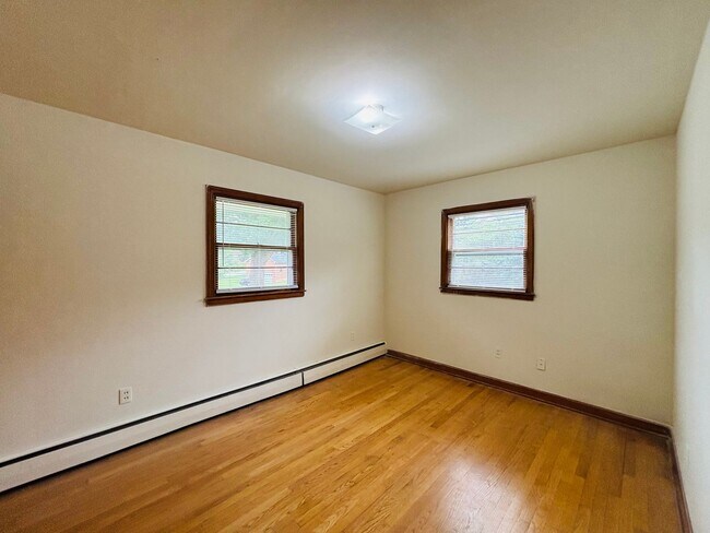 Building Photo - 121 Hearthstone Dr
