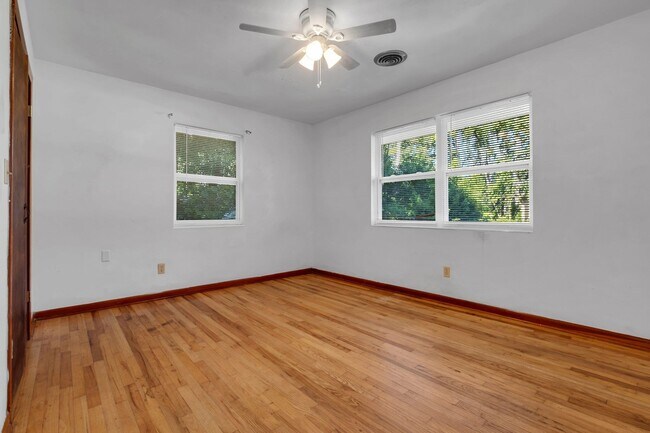 Building Photo - 123 Columbia Dr