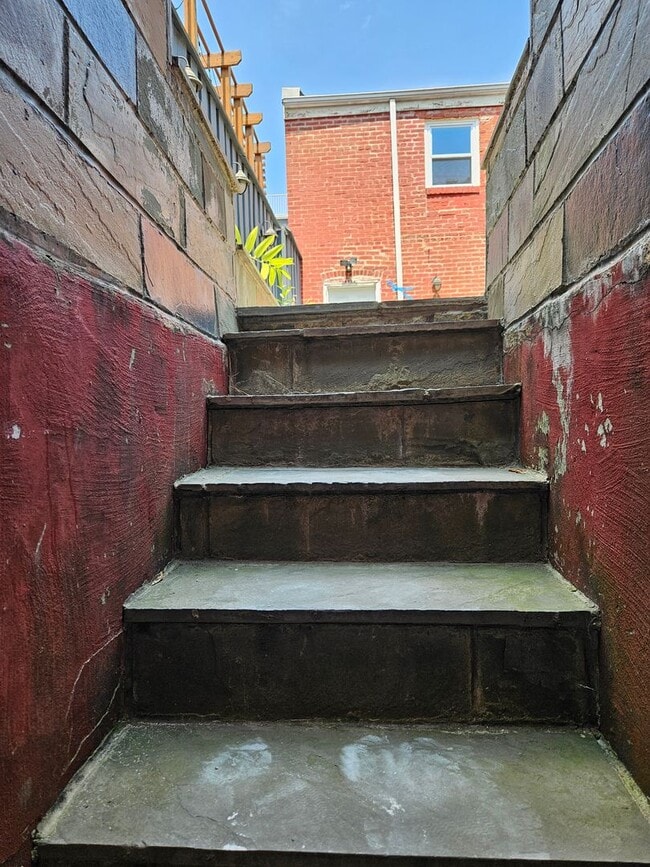 Building Photo - Charming 3BR Rowhome in Bloomingdale