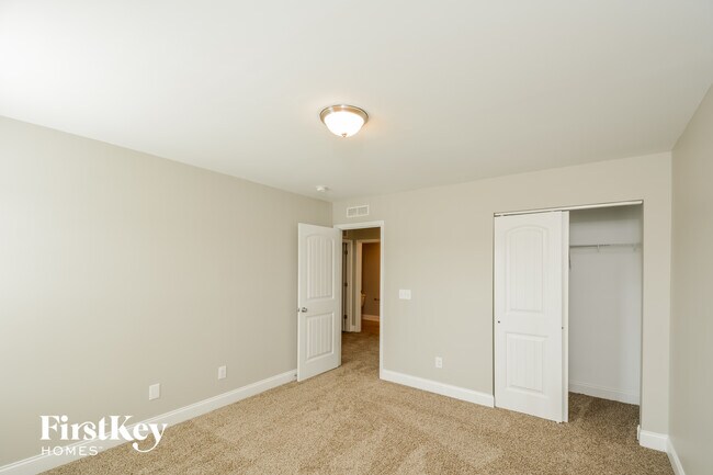 Building Photo - 239 Plymouth Dr