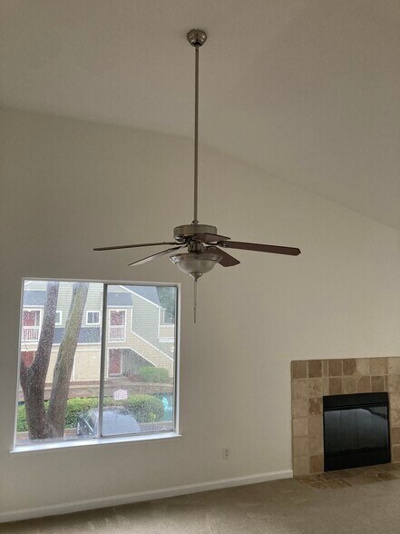 Building Photo - 100 Reflections Dr