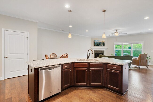 Building Photo - 3-Bedroom Townhome Available Eary July!