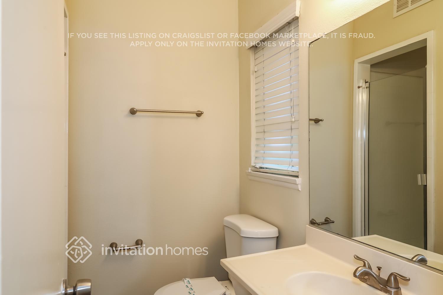 Building Photo - 5197 N Mountain View Ave