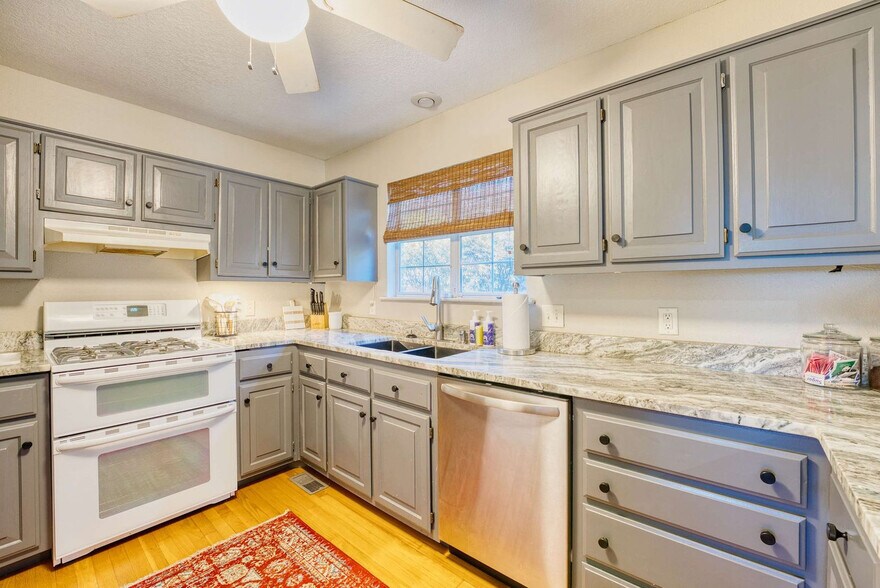 Building Photo - 1072 Valley View Dr