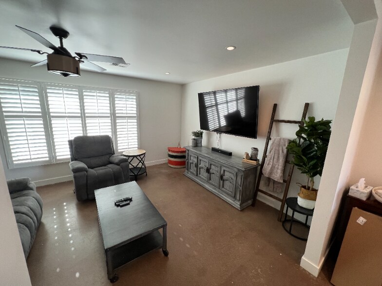 Building Photo - 6438 E Sheridan St