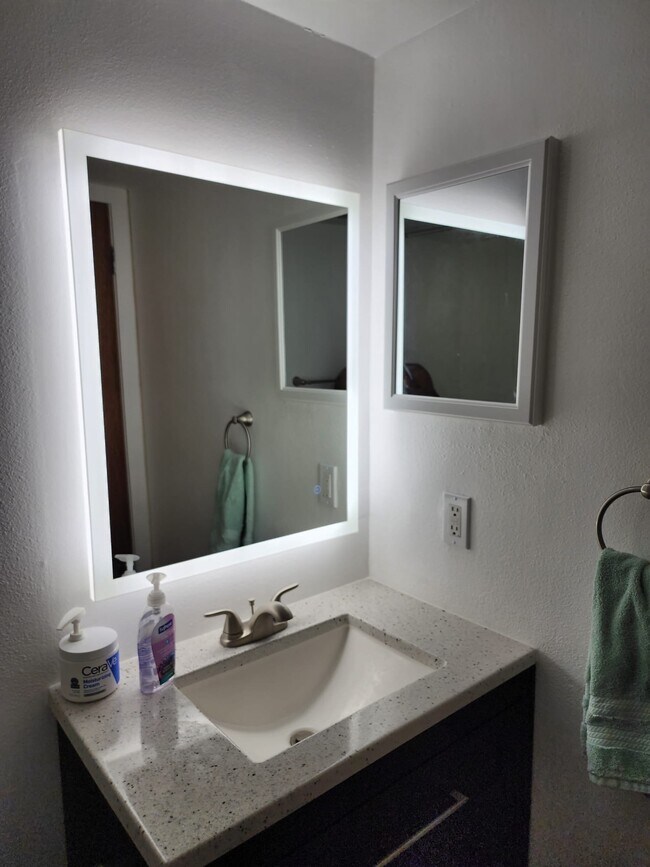 Building Photo - 14532 Knoll Ridge Dr