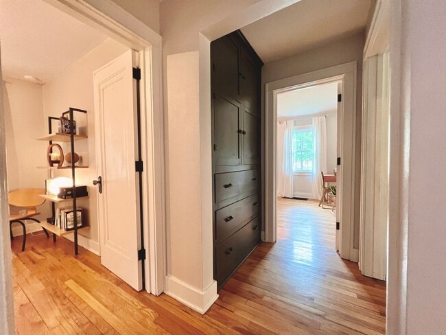 Building Photo - The Ideal TC Downtown Retreat