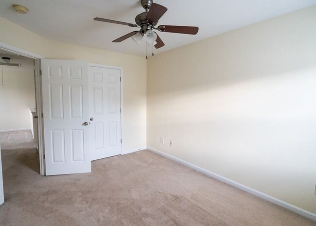 Building Photo - 3 Bedroom, 2 Bath End unit Townhome for Rent