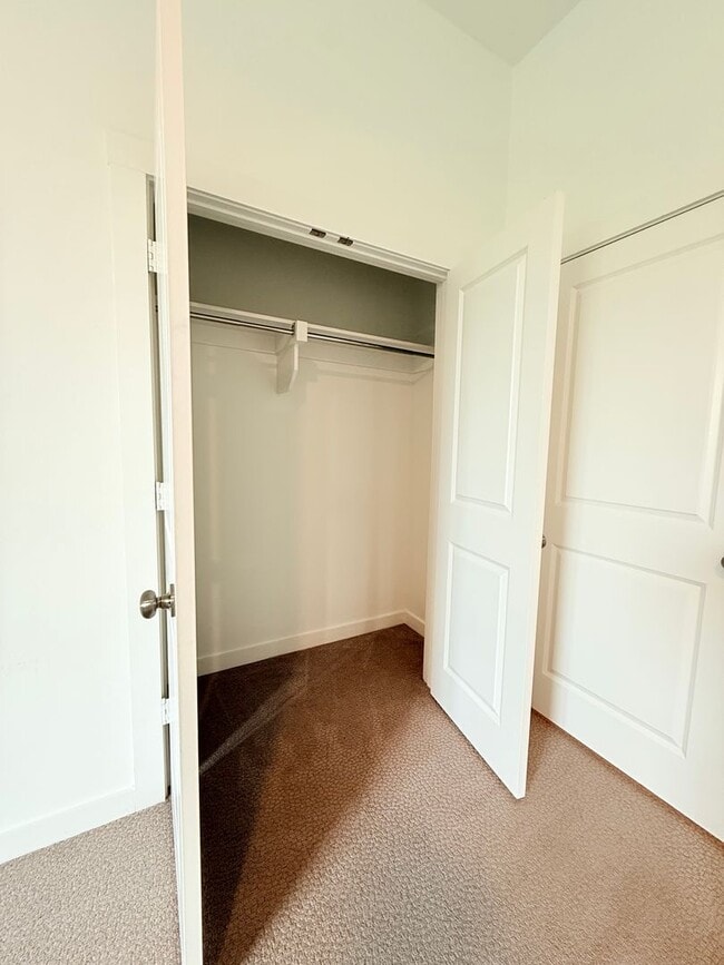 Building Photo - AVAILABLE NOW -Stunning 3-Bedroom Townhome Overlooking Greenbelt in Plano ISD 600 Collier Drive