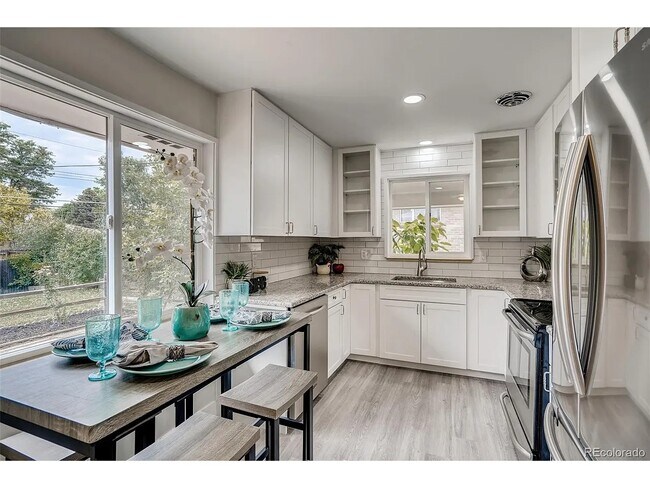 Building Photo - 8521 Crescent Dr