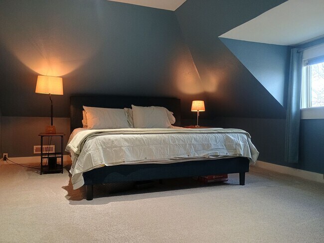 Building Photo - Spacious Craftsman in the Heart of North Spokane