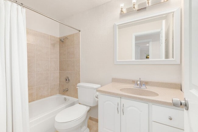 Building Photo - 1/2 off First month's rent! Beautifully updated Ground Floor 2 Bedroom 1 Bath Water/Sewer/Garbage...