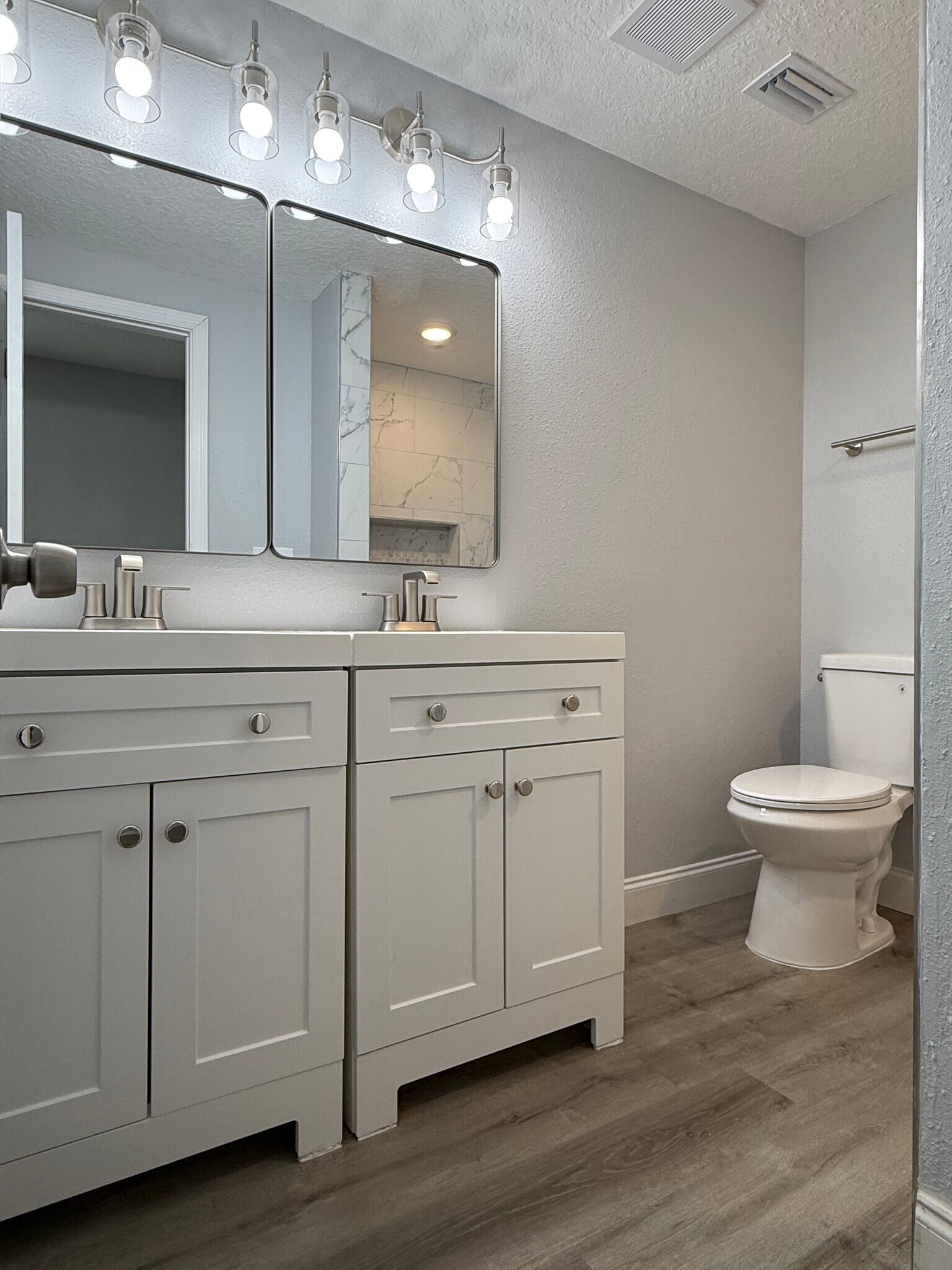 Ensuite Bathroom with double sinks - 5032 Welborn Rd