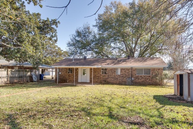 Building Photo - 6000 Larkspur Dr