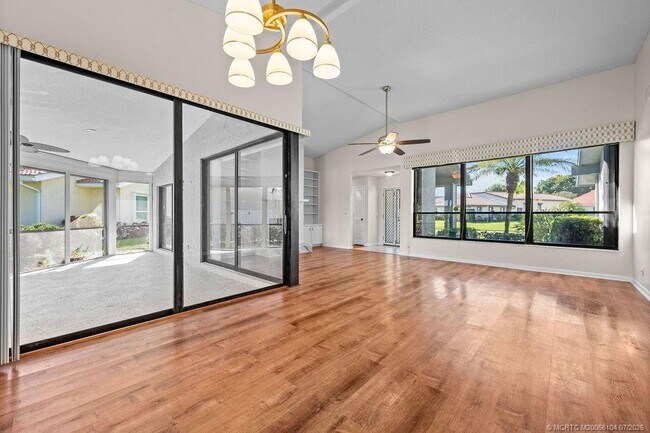 Building Photo - 2386 SW Creekside Dr