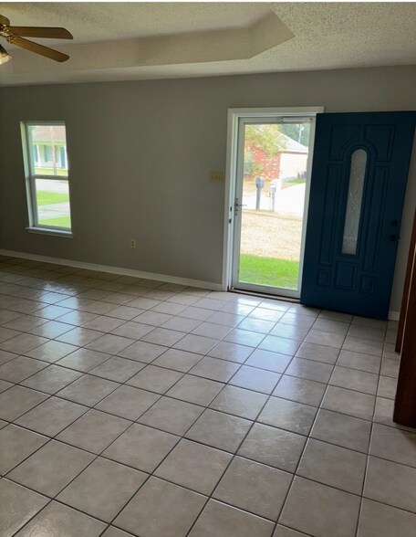 Building Photo - 213 Deer Run Dr