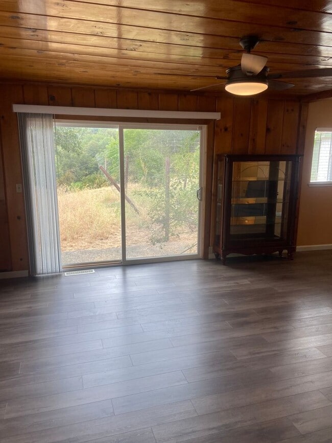Building Photo - Charming - Off Forni Road - 2 Bdrm, 2 Bath