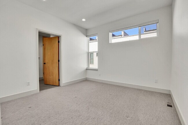 Building Photo - $3,145.95 - 2 Bedrooms, 2.2 Bathrooms, Townhouse in Denver with Roof Deck!