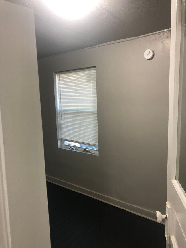 Building Photo - 1406 N Rosedale Ave