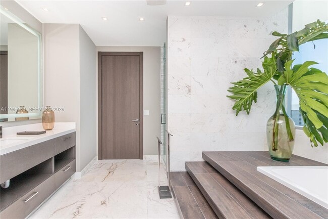 Building Photo - 851 NE 1st Ave