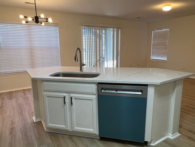 Building Photo - Four Bedroom Town Home with Two Car Garage in University Park-Renovated! Free First Month For Qua...