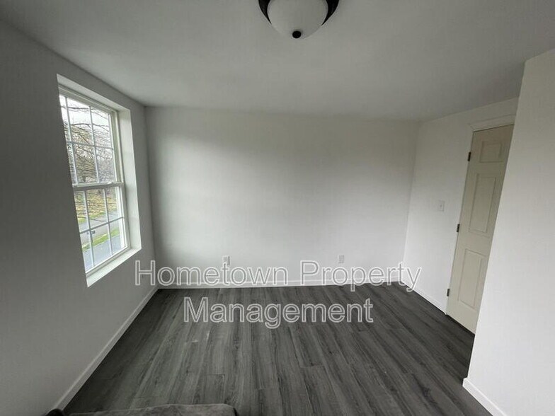 Building Photo - 252 River Rd