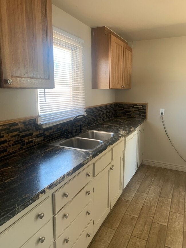 Building Photo - 3 BEDROOM, 1 BATHROOM, RANCH STYLE SINGLE FAMILY HOME WITH OVERSIZED 2 CAR DETACHED GARAGE