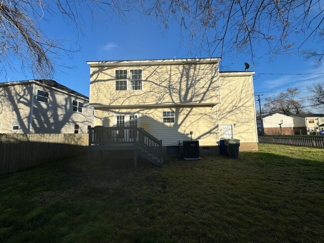 Building Photo - Welcome to this charming and spacious home!