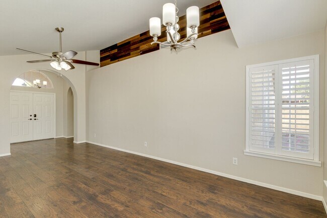 Building Photo - 4314 E Juanita Ave