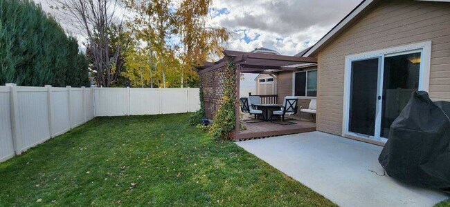 Building Photo - Charming single level 4 bedroom home in Crimson Point community. Spacious open floor plan, oversi...
