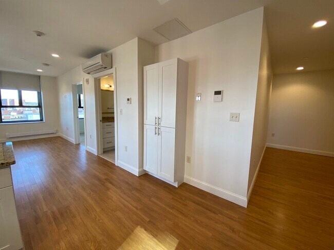 Building Photo - 875 Elm St
