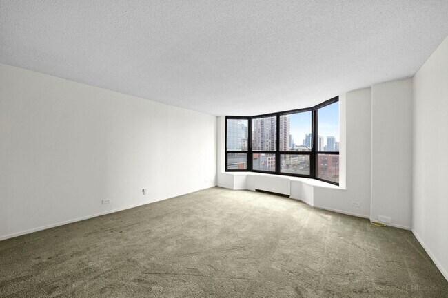 Building Photo - 899 S Plymouth Ct